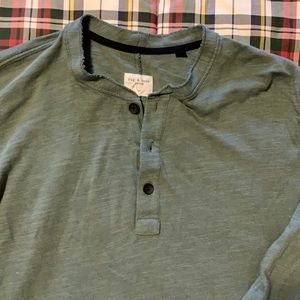 Men’s Rag & Bone Henley sage green color.